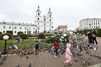 Православные верующие освящают пасхальную трапезу в храмах Беларуси