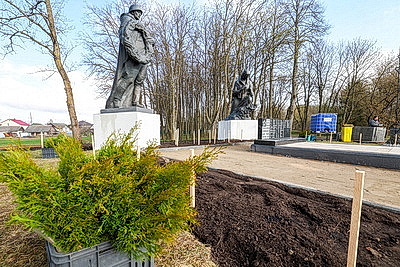 Республиканский субботник: премьер-министр принял участие в благоустройстве братской могилы в Минском районе