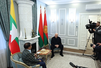 Президенты Беларуси и Мьянмы накануне официальных переговоров встречаются в неформальной обстановке