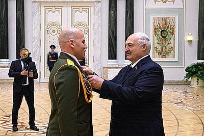 Лукашенко в преддверии Дня народного единства вручил госнаграды заслуженным представителям различных сфер