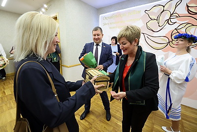 Подарок - в День народного единства. В Витебске многодетным семьям вручили \"Бацькавы кашулі\"