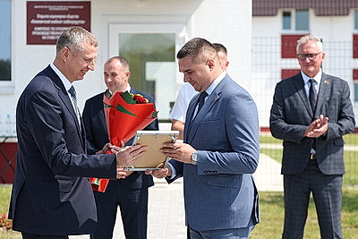Полевые работы, готовность техники и зерносушилок: Крутой ознакомился с ходом уборочной в Климовичском районе