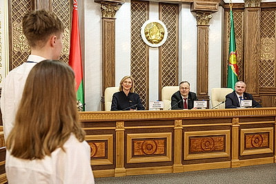 \"Гордимся тем, что нам выпала такая честь\". В Верховном Суде столичным школьникам вручили первые паспорта