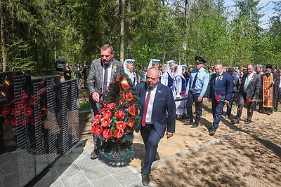 Обновленный памятный знак жертвам геноцида в годы ВОВ открыли в Могилевском районе