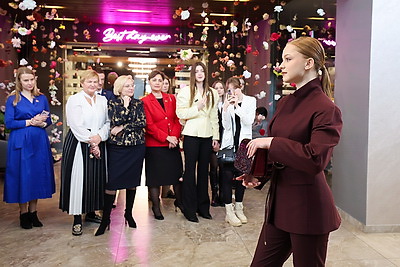 Белорусские льняные изделия, косметика, фарфор. Что показали зарубежным дамам на приеме накануне 8 Марта