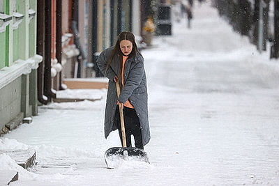 В Бресте 75 единиц спецтехники убирают снег на улицах города