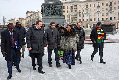 Парламентская делегация Зимбабве возложила венок и цветы к монументу Победы в Минске