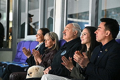 Лукашенко приехал на первую четвертьфинальную игру \"Динамо-Минск\" в плей-офф КХЛ