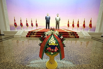 Лукашенко по прибытии в Пхеньян посетил Кымсусанский дворец Солнца и почтил память корейских вождей