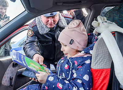 Цветы для солнечных улыбок автоледи. В Витебске стартовала областная акция ГАИ в честь Дня женщин