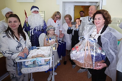 \"На Новый год получили самый важный подарок в жизни\". В Гродно поздравили женщин, родивших 1 января