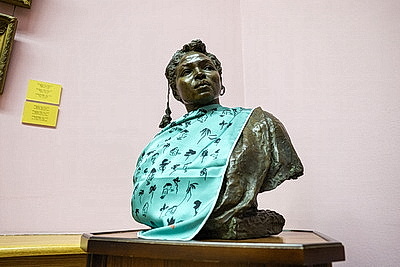 В НХМ состоялась перформанс-презентация коллекционных платков \"Все носят Царфина\"