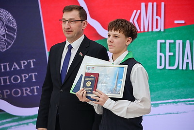 \"Важный день, который останется в памяти\". Столичным школьникам вручили паспорта в Минской ратуше