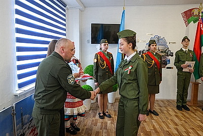 \"Воспитать внутренний стержень\". Чему научат школьников в новом военно-патриотическом клубе \"АрмАдА\"