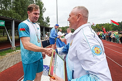 Спорт на максимуме: более 500 представителей белорусских СМИ вышли на старт спартакиады в \"Стайках\"