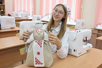 Бизнес-уроки с иголкой и ниткой. Как гомельские гимназистки создали текстильных кукол-берегинь