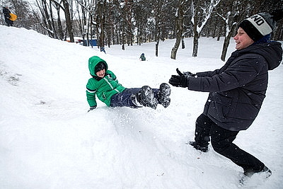 Морозный зимний день: снегопад не повод сидеть дома для активных жителей