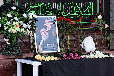 Цветы и детские игрушки несут к посольству Ирана в Минске