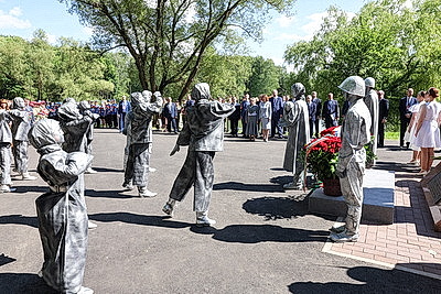 Памятник летчику Александру Мамкину открыли в столичном парке