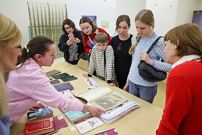 Ночные экскурсии и мастер-классы по каллиграфии: как встретили \"Библионочь\" в Национальной библиотеке Беларуси