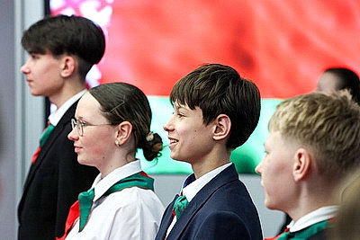 Крутой - школьникам: паспорт - это документ, в котором встречается ваша личная история и корни всей страны