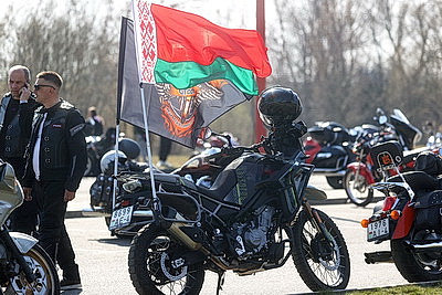 Рев мотора, блеск хрома и невероятная скорость. В Бресте торжественно открыли мотосезон-2026