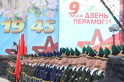 Лукашенко возложил венок к монументу Победы в Минске