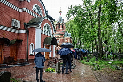 Почтить память погибших. Возложения цветов к братским могилам и мемориалам проходят в канун Дня Победы