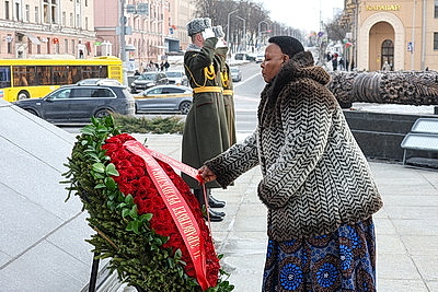 Парламентская делегация Зимбабве возложила венок и цветы к монументу Победы в Минске