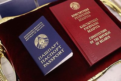 \"Люблю нашу страну за спокойствие, традиции и природу\". В Брестской области вручили паспорта лучшим учащимся