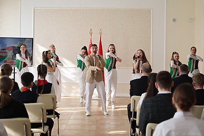 Паспорта лучшим учащимся из Минской области вручили в старейшей гимназии страны