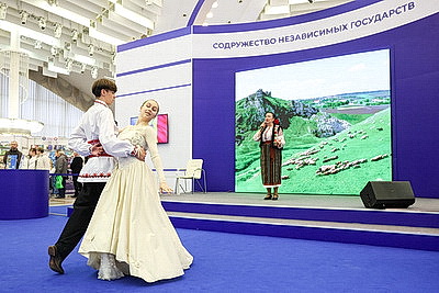 Фольклорные танцы и книги о подвигах. Презентация Армении и Молдовы прошла на Минской книжной выставке-ярмарке