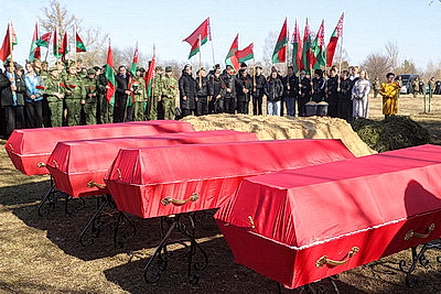 Останки 12 жертв геноцида белорусского народа перезахоронили в Кобрине
