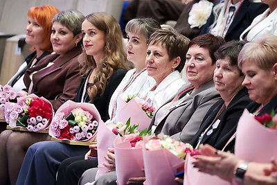 От традиций к современности. Около 300 участниц собрал в Минске форум \"Труд. Созидание. Будущее\"