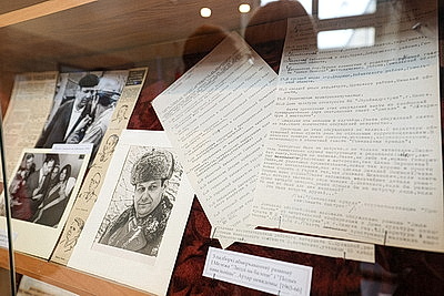 \"Рукописи и фронтовые переписки\". Что можно увидеть на выставке к 105-летию со дня рождения Ивана Мележа в Минске