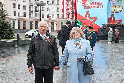 Народное возложение цветов к монументу Победы проходит в Минске