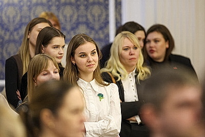 Для научных сотрудников НАН и представителей БГЭУ провели экскурсию во Дворце Независимости