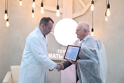 Новый аппарат ИВЛ передали в РНПЦ \"Мать и дитя\"