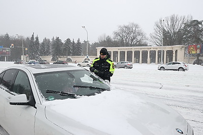 Увеличено количество экипажей, выведена крупногабаритная техника. Как работает ГАИ Минской области в условиях непогоды