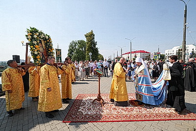 Более 500 человек собрались у памятника Георгию Конисскому в Могилеве на памятный молебен