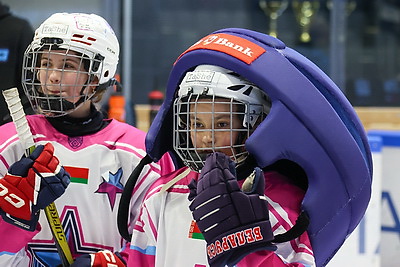 В хоккей играют не только мужчины. Всемирный женский хоккейный матч прошел в Минске