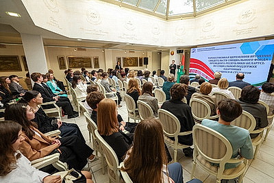 Учащимся и педагогическим работникам Минска вручили свидетельства спецфонда Президента