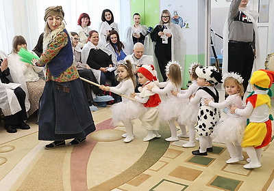 \"Они такие же, как и наши с вами\". Воспитанников дома ребенка в ИК-4 поздравили с Новым годом