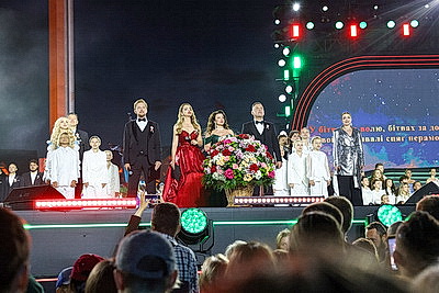 Тысячи людей в День Независимости собрал вечерний гала-концерт \"Симфония созидания\" в Минске