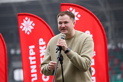 Олимпийские чемпионы провели зарядку для 3,5 тыс. студентов на минском стадионе \"Динамо\"