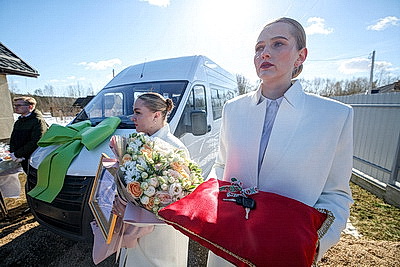 Мамина мечта исполнилась. Многодетной семье из Вилейского района подарили автомобиль