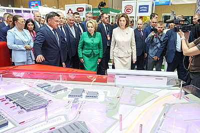 Товары от крупных производителей и ремесленников демонстрируют участникам Форума регионов в Минске