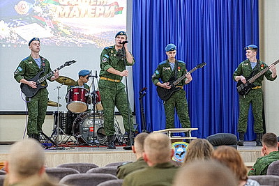 Главный подарок ко Дню матери - время с сыновьями. Солдаты-срочники 38-й бригады поздравили своих мам