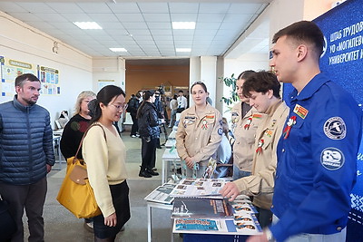 Спасатели, водители, продавцы. Какую работу предложили молодежи на ярмарке вакансий в Могилеве