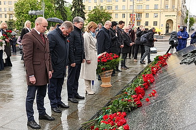 Народное возложение цветов к монументу Победы проходит в Минске